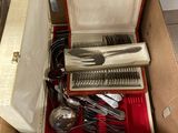 une boîte contenant un tas d'argenterie