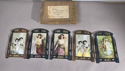 cinq cartes représentant des femmes, posées sur une table