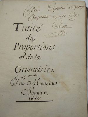 un vieux livre écrit posé sur une table