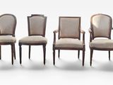 On voit trois chaises, dotées d'un dossier et d'accoudoirs rembourrés, alignées les unes à côté des autres