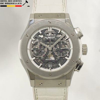 une photo d'une montre-bracelet avec un bracelet blanc