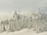 beaucoup de verres et une carafe sur la table