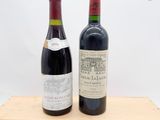 deux bouteilles de vin posées sur une caisse en bois