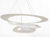 une grande lampe ronde blanche suspendue au plafond