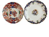 deux assiettes aux motifs différents, posées côte à côte