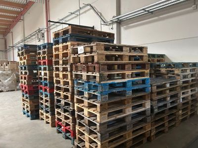 de nombreuses palettes empilées dans un entrepôt