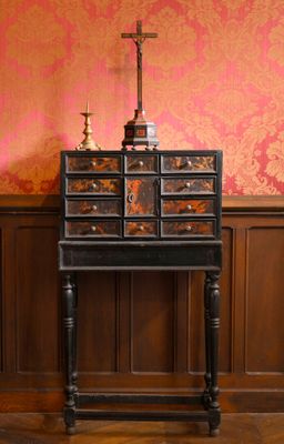 une petite table sur laquelle est posée une croix