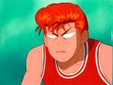 une photo d'un homme aux cheveux roux portant un maillot de basket rouge