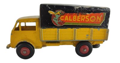un petit camion jaune avec une pancarte à l'arrière
