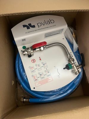 une boîte contenant un tuyau bleu et un tuyau rouge et vert