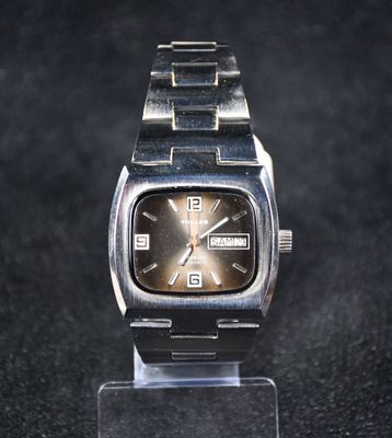 une montre posée sur une table
