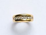 une image d'une bague en or avec des diamants sur un fond blanc