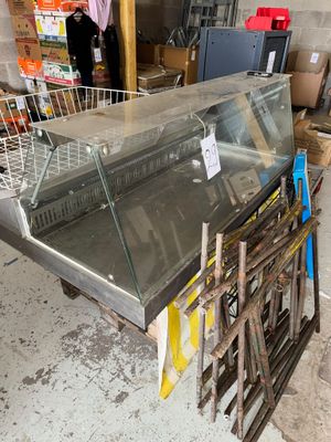 une vitrine au milieu d'un magasin