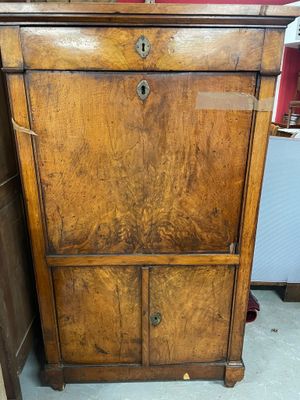 une armoire en bois surmontée d'un miroir