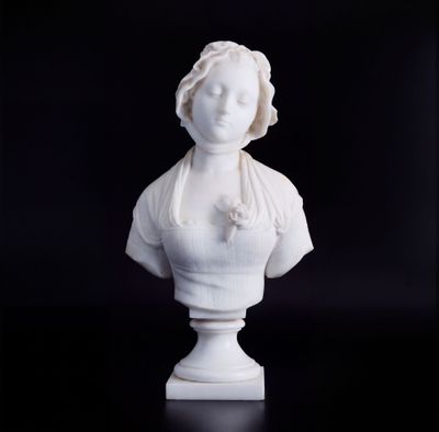 buste en marbre blanc représentant une femme avec une fleur dans les cheveux
