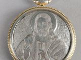 un gros plan d'une pièce d'argent sur laquelle figure le portrait d'un homme