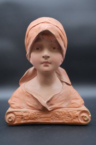 Buste de jeune fille en terre cuite patinée. H : 32 cm. Petits éc...