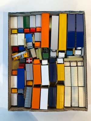 une boîte contenant de nombreuses boîtes de différentes couleurs