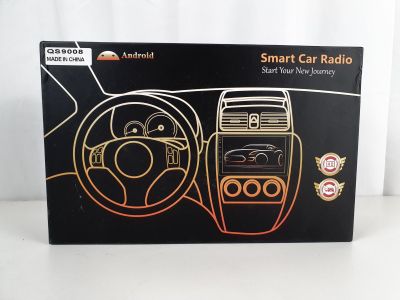 une boîte sur laquelle figure l'image d'un autoradio