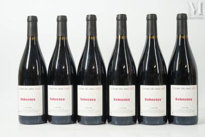 six bouteilles de vin sont alignées sur une table