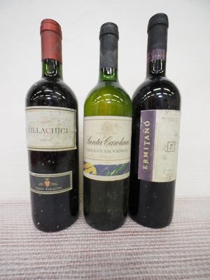 trois bouteilles de vin posées sur une table