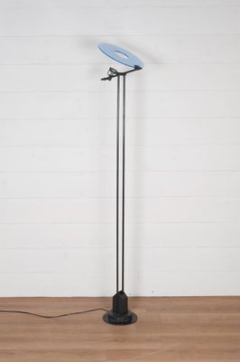 Lampadaire ajustable couronné d’un disque opalin bleu à la p…