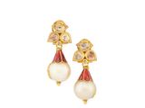une paire de boucles d'oreilles ornées de perles et de diamants sur fond blanc