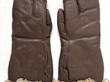une paire de gants en cuir marron sur fond blanc, aux bords effilochés