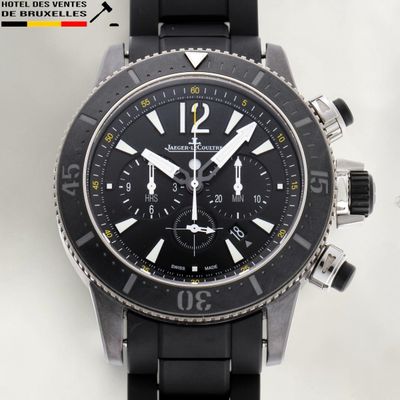 une montre noire avec un cadran noir sur fond blanc