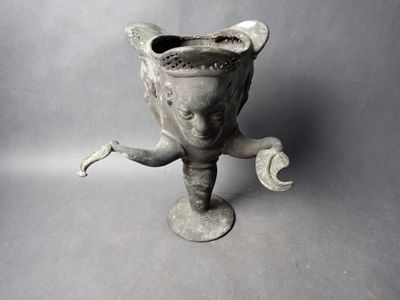 AFRIQUE, vase en bronze à décor de visages H : 27cm