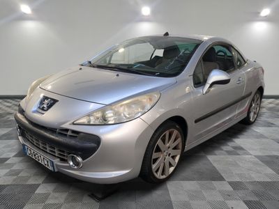 la voiture argentée est garée dans le garage sur le sol en damier