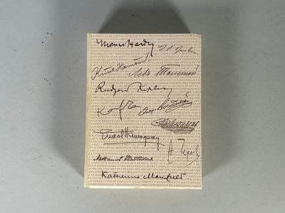 un gros plan sur un texte écrit sur une feuille de papier