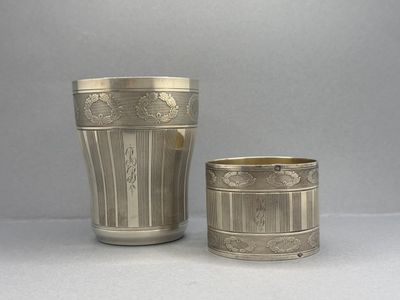 paire de pots de fleurs en métal argenté ornés de motifs floraux