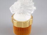 un cupcake décoré d'une fleur en glaçage