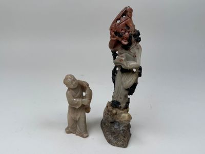 deux figurines représentant un homme et une femme sur un rocher