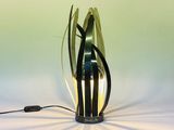 une lampe posée sur une table et munie d'un cordon