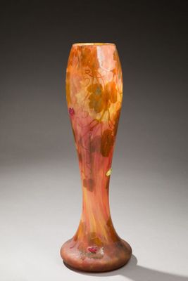 a vase that is sitting on a table