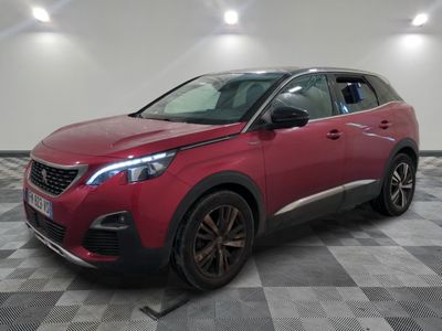 la voiture rouge est garée sur un sol en damier dans le garage