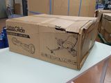 une boîte en carton posée sur une table dans une pièce