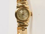 une image d'une montre-bracelet de femme sur une surface blanche