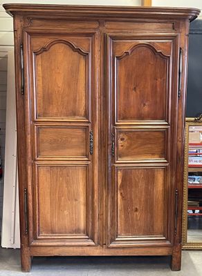 une armoire en bois surmontée d'un miroir