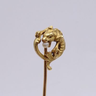 une image représentant un dragon doré tenant une perle dans sa gueule, fixée sur un bâton
