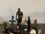 de nombreuses figurines posées les unes à côté des autres sur une table
