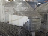 des cartons emballés dans du plastique sont empilés les uns sur les autres