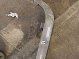 un skateboard posé par terre à côté d'un autre skateboard