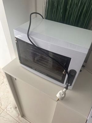 un micro-ondes blanc posé sur un meuble blanc