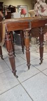 Une table à volets en noyer et une table à six pieds en acaj… (photo 2)