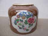 un vase marron et blanc orné de fleurs