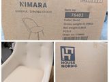deux photos d'une boîte contenant une chaise et d'une boîte dans laquelle se trouve une chaise