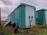 deux toilettes portables placées côte à côte dans un champ